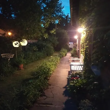 Schlossparkferienwohnungen Mit Garten Appartement *