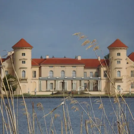 Schlossparkferienwohnungen Mit Garten Райнсберг