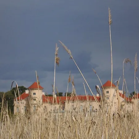 Schlossparkferienwohnungen Mit Garten Апартаменты *