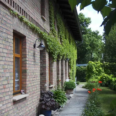 Апартаменты Schlossparkferienwohnungen Mit Garten Райнсберг