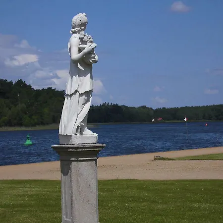 Schlossparkferienwohnungen Mit Garten Апартаменты Райнсберг