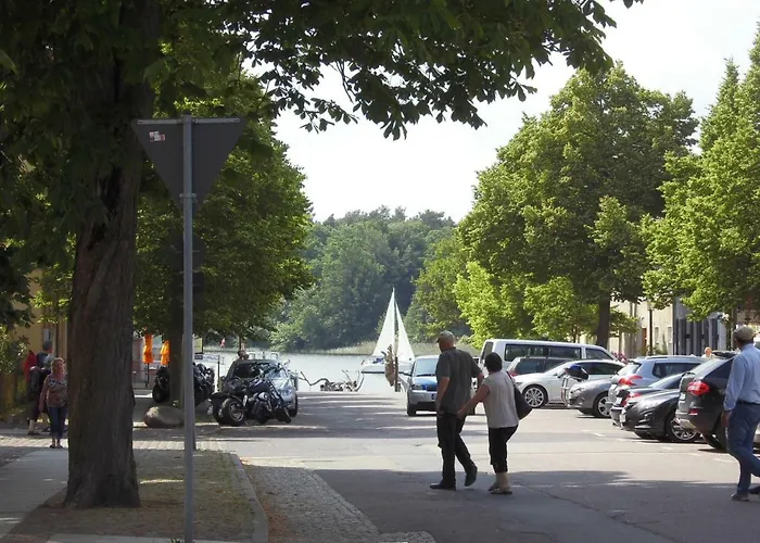Schlossparkferienwohnungen Mit Garten * راينزبرج